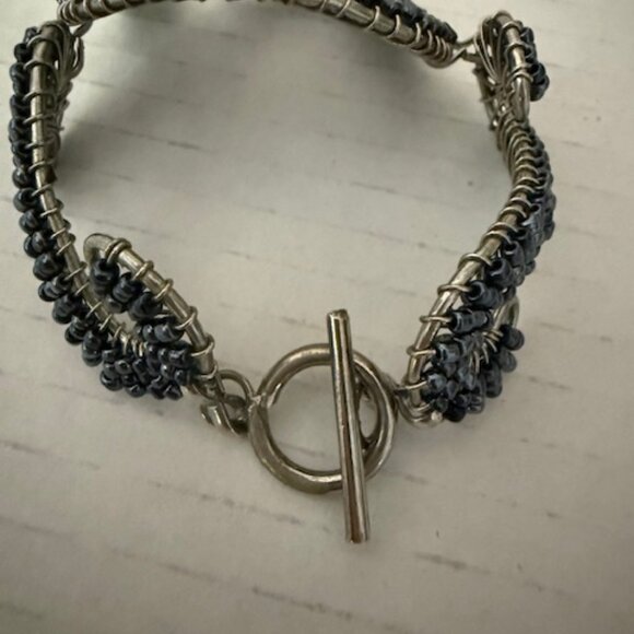 Beautiful Ladies Silver Swirl Black Beaded Bracelet with Toggle Clasp T tymus4 ( - Picture 7 of 10